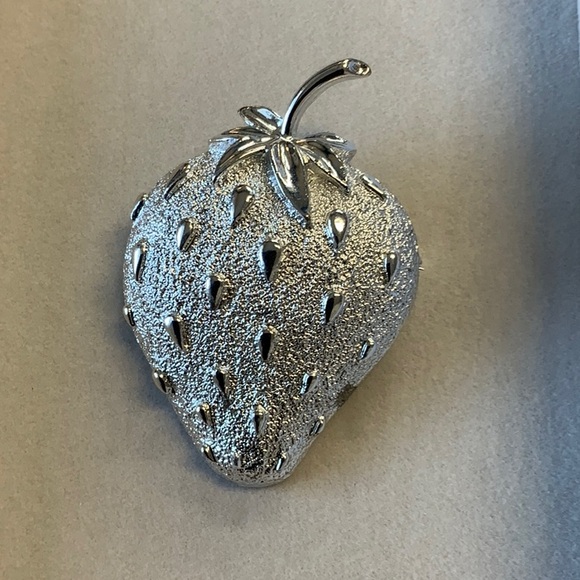 Sarah Coventry Jewelry - Vintage Sarah Coventry brooch silver strawberry